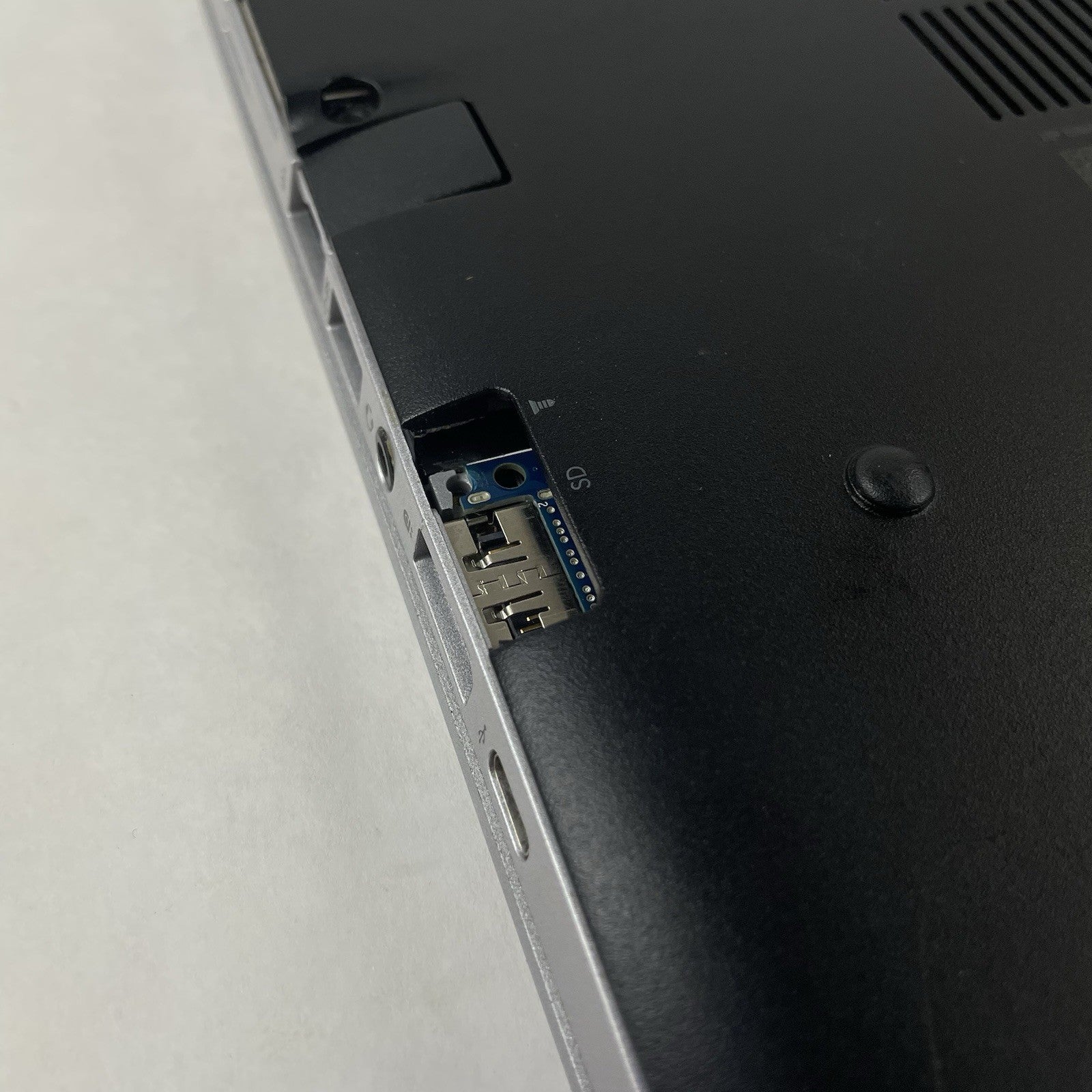 HP EliteBook 850 G3 15.6" i7-6600U 2.60 GHz 16 GB RAM No SSD/OS/AC - Bad Bottom15