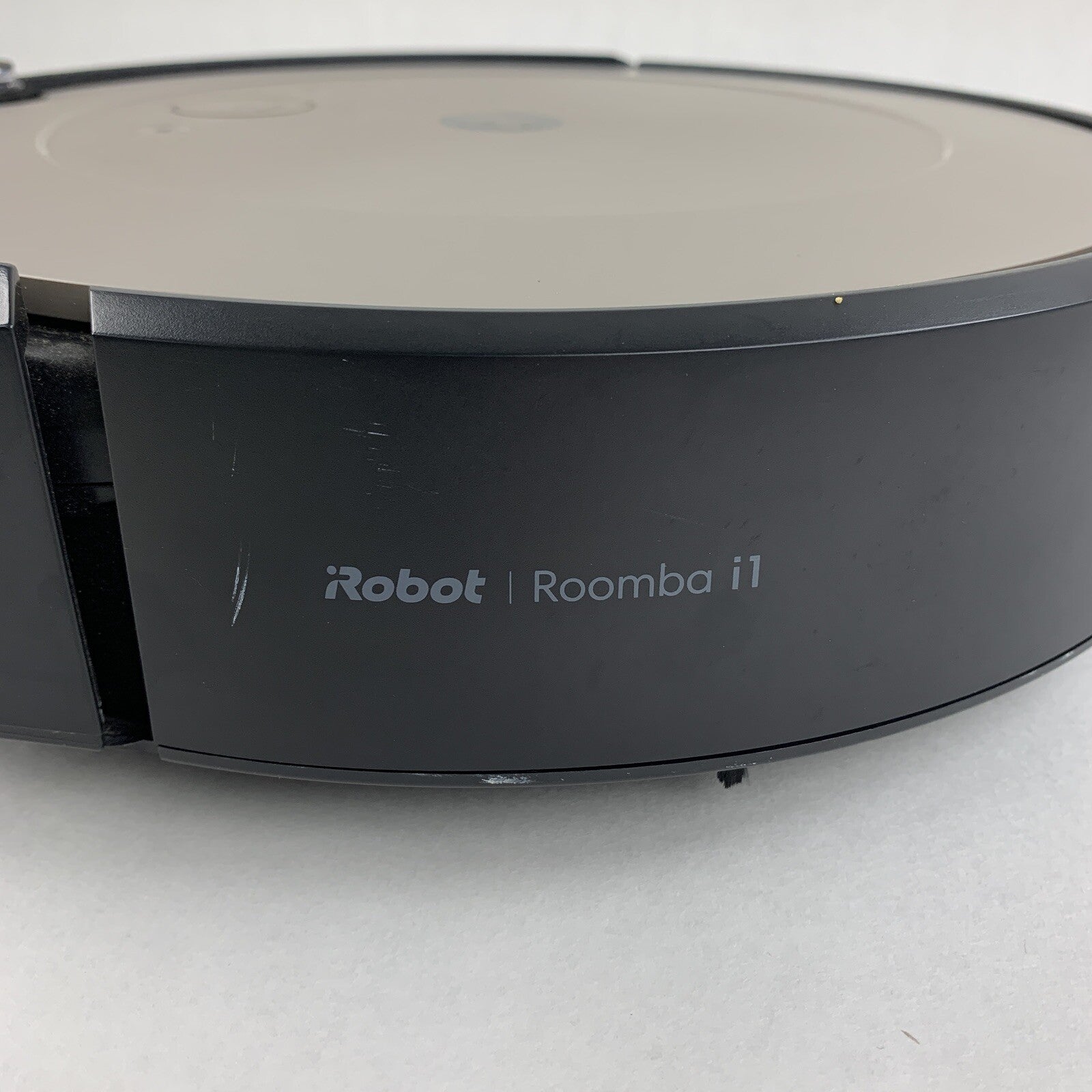 iRobot Roomba i1 Robot Vacuum Powers on For Parts and Repair