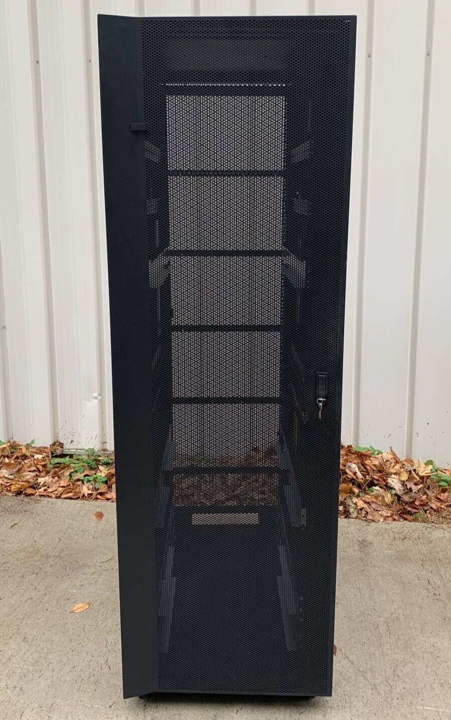 IBM NetBAY 9308 42U Enterprise Server Cabinet Rack 42S w/ Keys and Side Panels