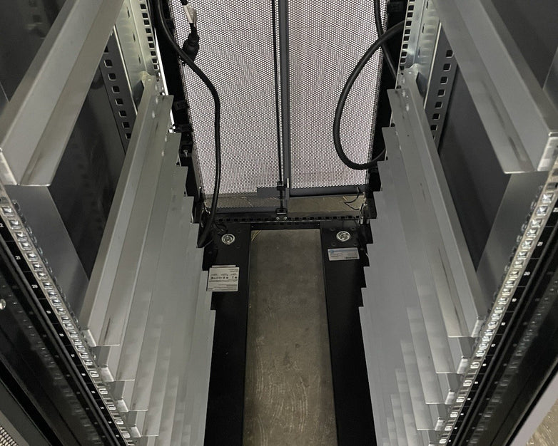 NETAPP NAC-0501 Server Rack Cabinet Unlocked With Keys