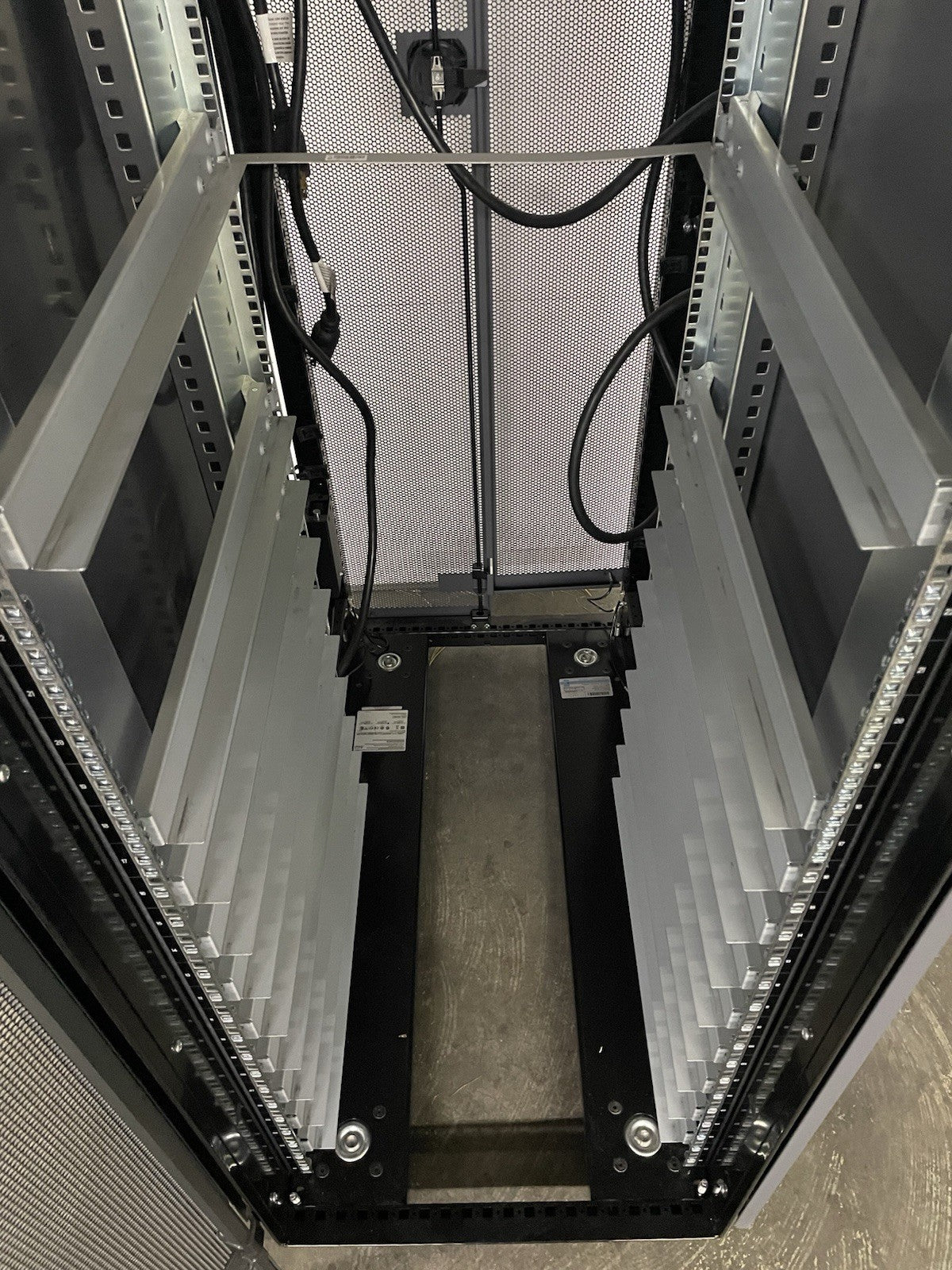 NETAPP NAC-0501 Server Rack Cabinet Unlocked With Keys