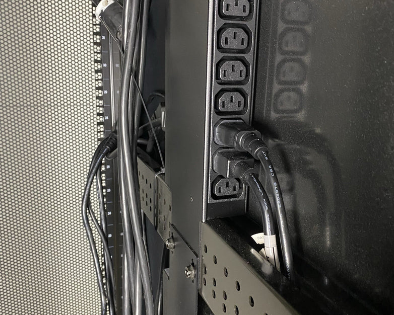 IBM 9307-4RX 1S 42U Server Rack Cabinet 39M6738 w/ Power Distribution Units