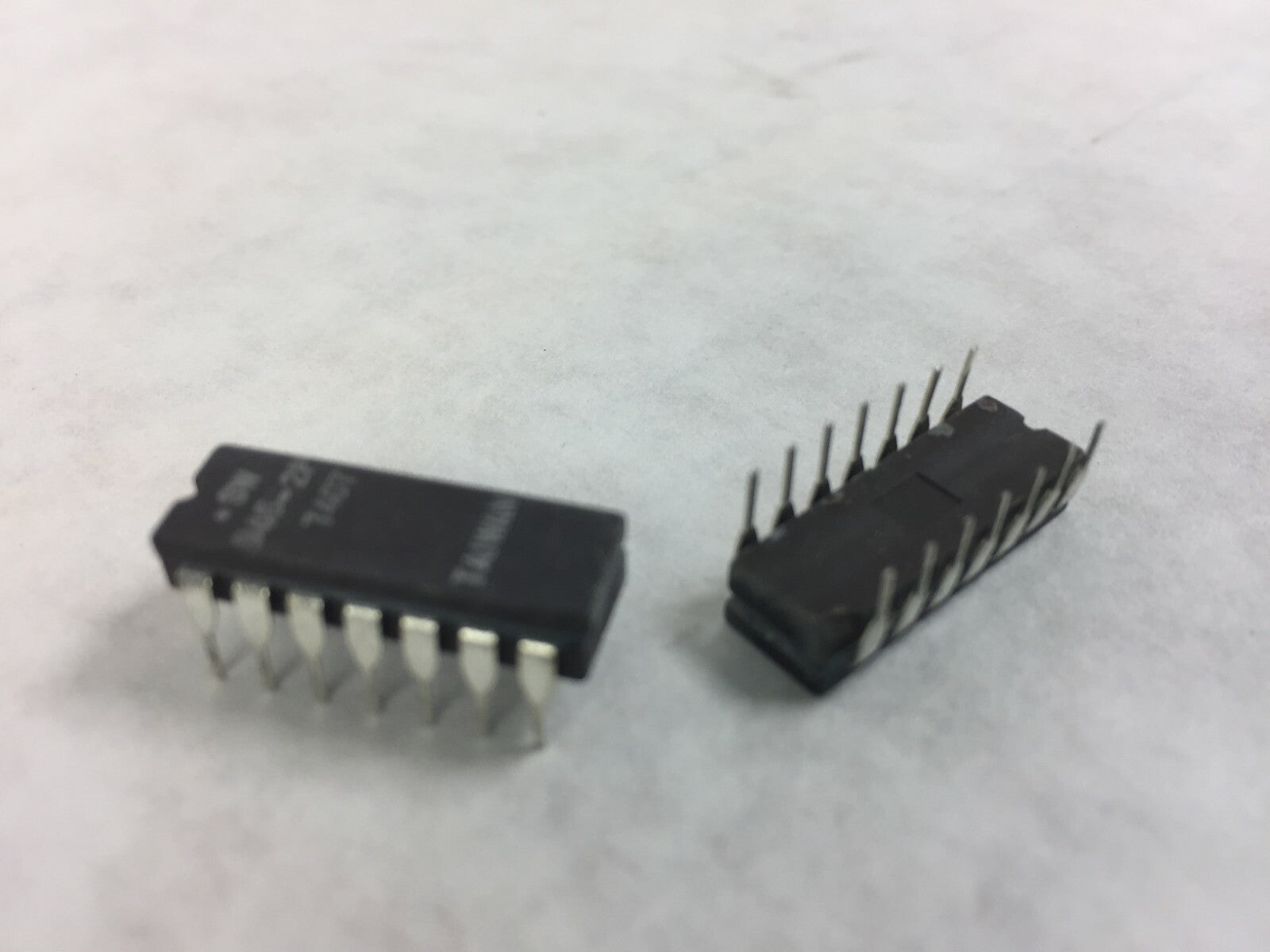 SW 946-2P Stewart Warner  14 Pin  Lot of 24