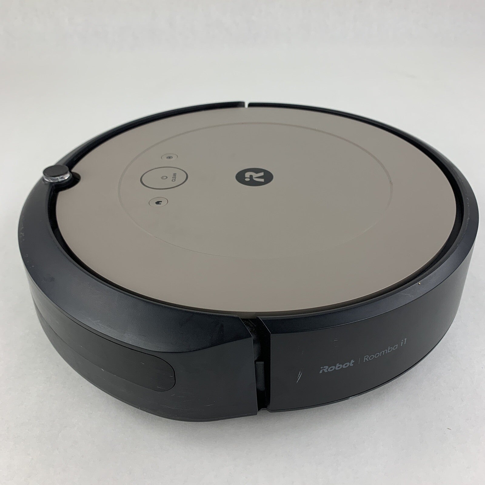 iRobot Roomba i1 Robot Vacuum Powers on For Parts and Repair
