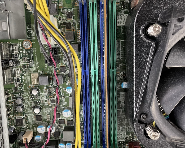 Lenovo ThinkCentre M900 SFF i5-6500 3.20 GHz 8 GB RAM No HDD/OS