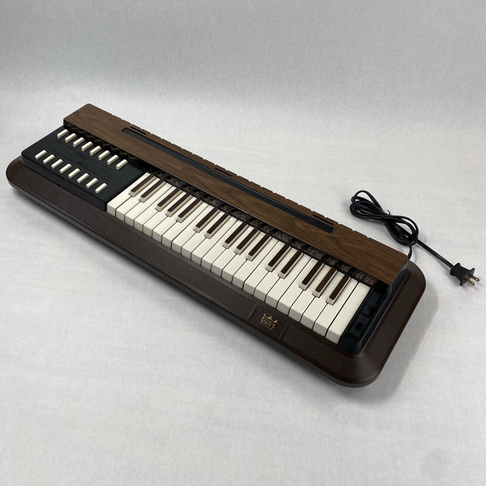 Vintage GTR 3751 16 Chord 3 Octave Electric Organ
