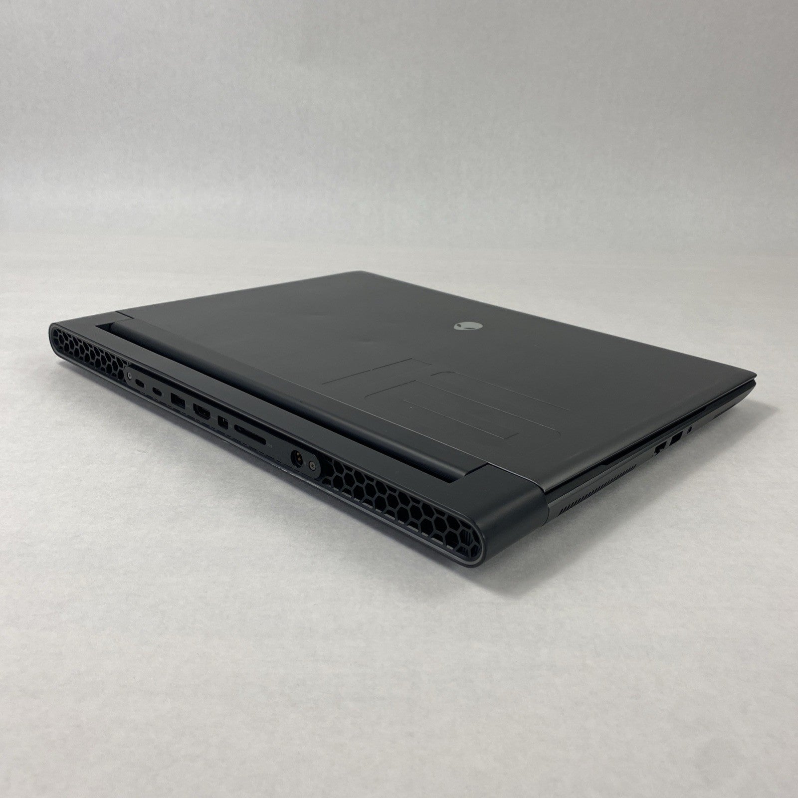 Alienware M16 R1 Core i9-13900HX 1.48 GHz 16 GB RAM RTX 4070 16" No HDD No OS