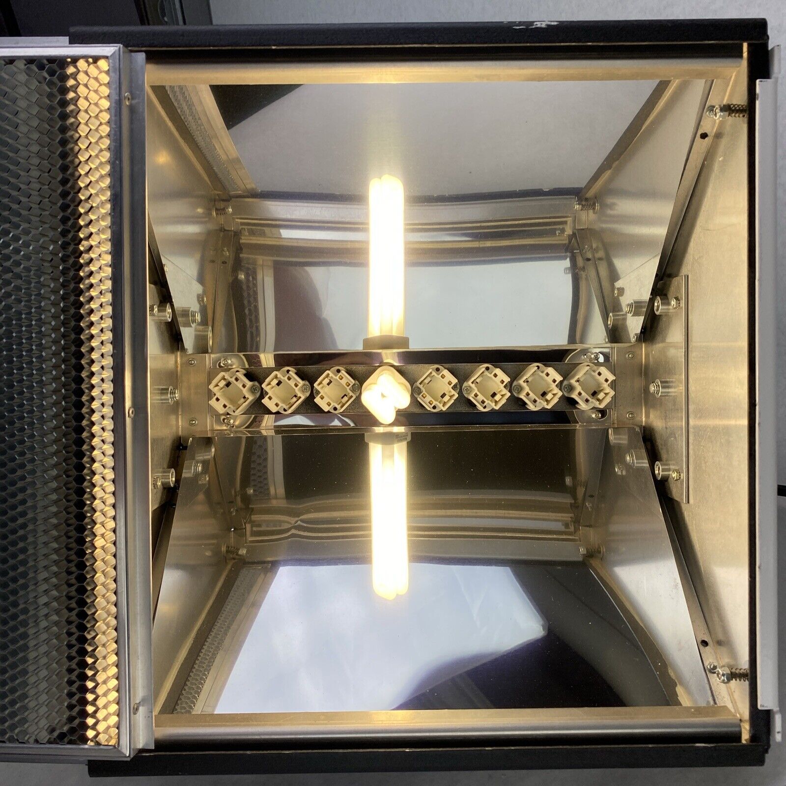 VIDESSENCE AA311471 16"X16" Studio Light with Honeycomb Grid and Grid Clamp