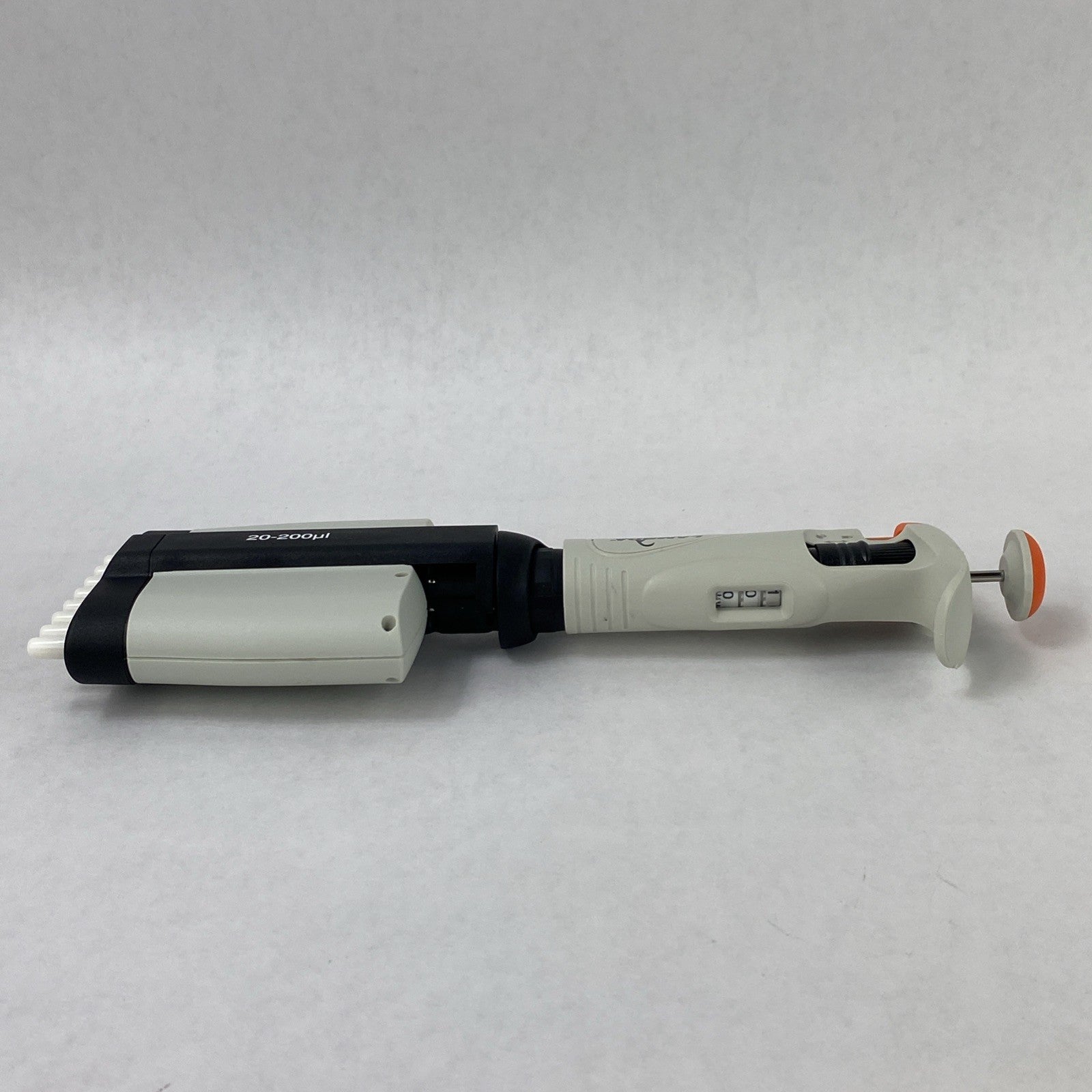 Corning Lambda Plus 20-200 µL Autoclavable 8 Channel Pipettor4