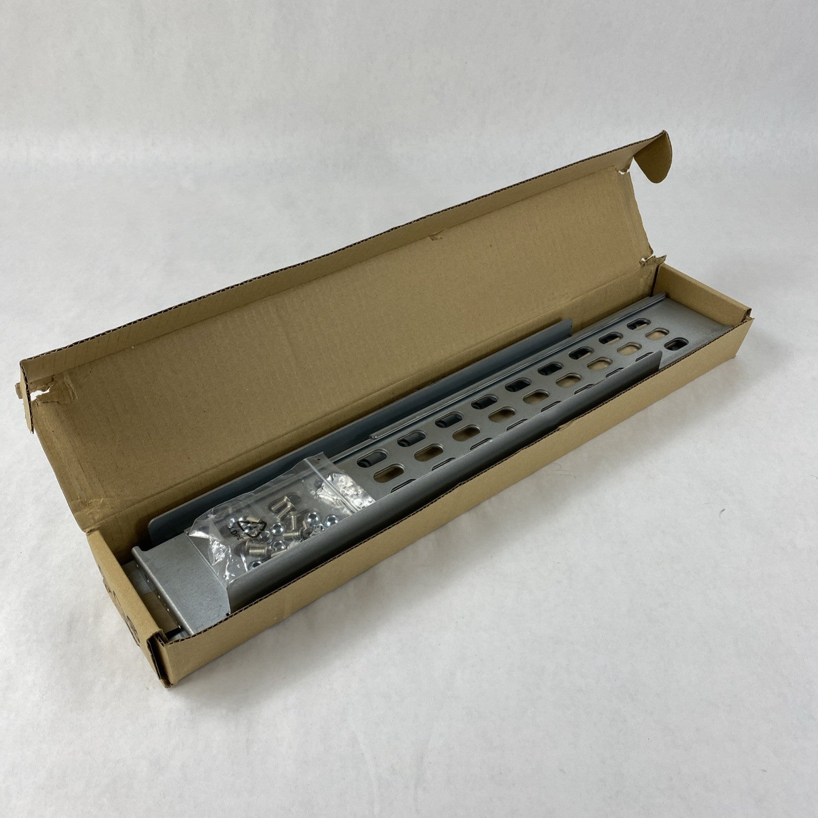 APC 0M-756H Sliding Rail Kit Smart-UPS Left 870-1250B and Right 870-1251B3