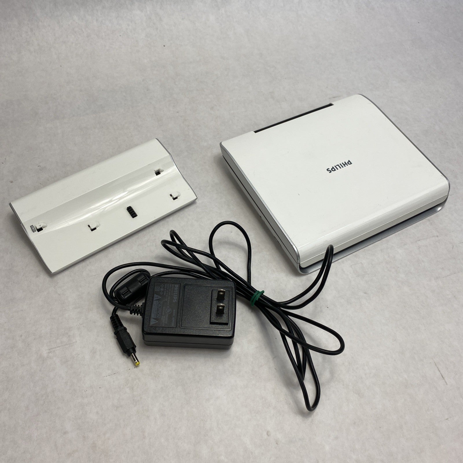 Philips PET724 Portable LCD DVD Player - Tested And No Remote0