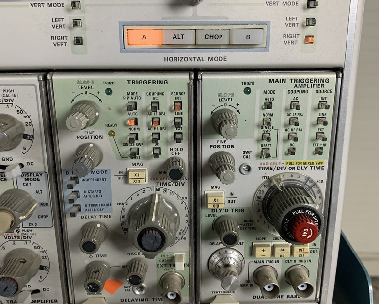 Tektronix 7904 Oscilloscope W/ 7A22 7A26 7B85 7B53A Module Cards and 204-2 Cart