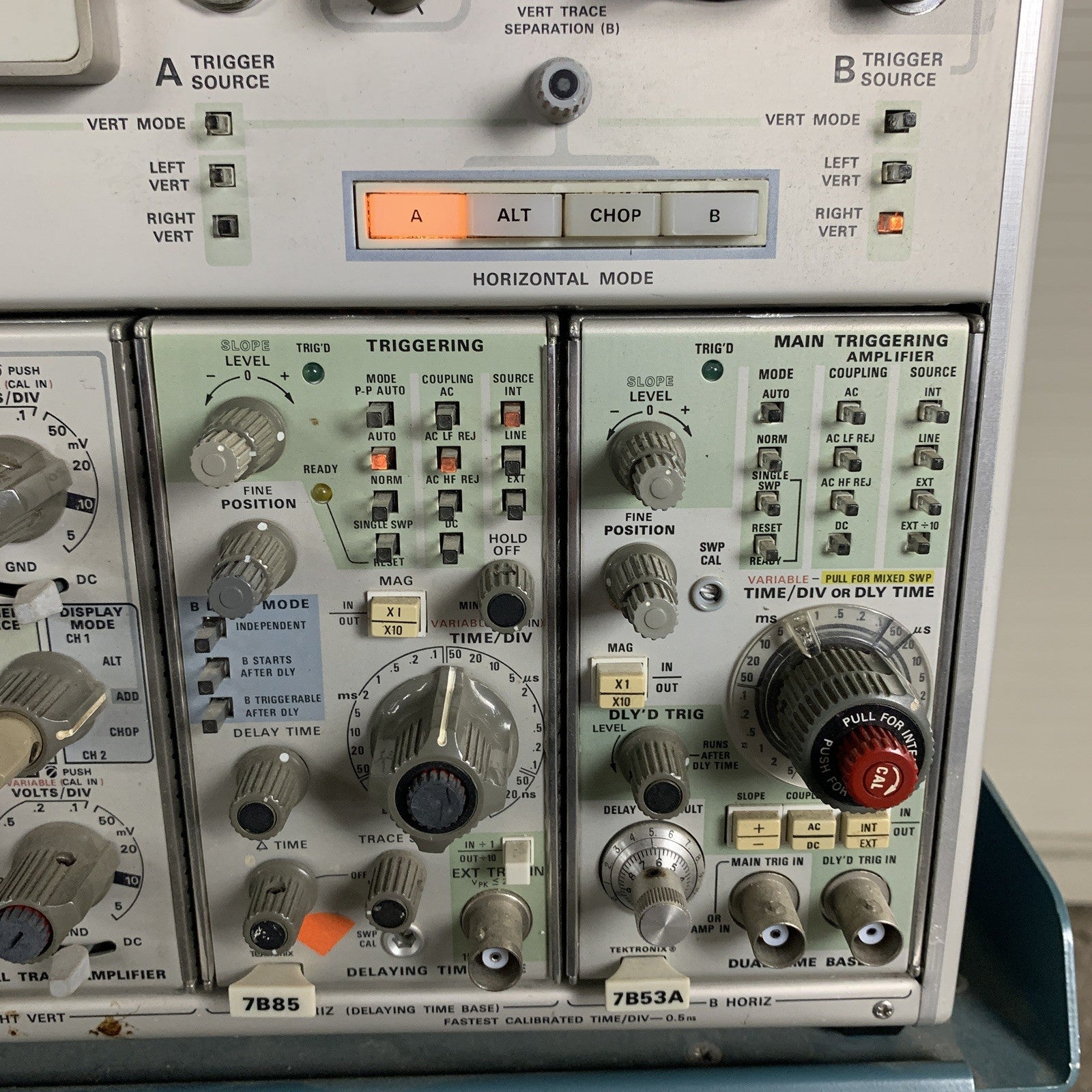 Tektronix 7904 Oscilloscope W/ 7A22 7A26 7B85 7B53A Module Cards and 204-2 Cart