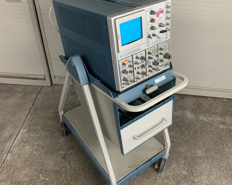Tektronix 7904 Oscilloscope W/ 7A22 7A26 7B85 7B53A Module Cards and 204-2 Cart