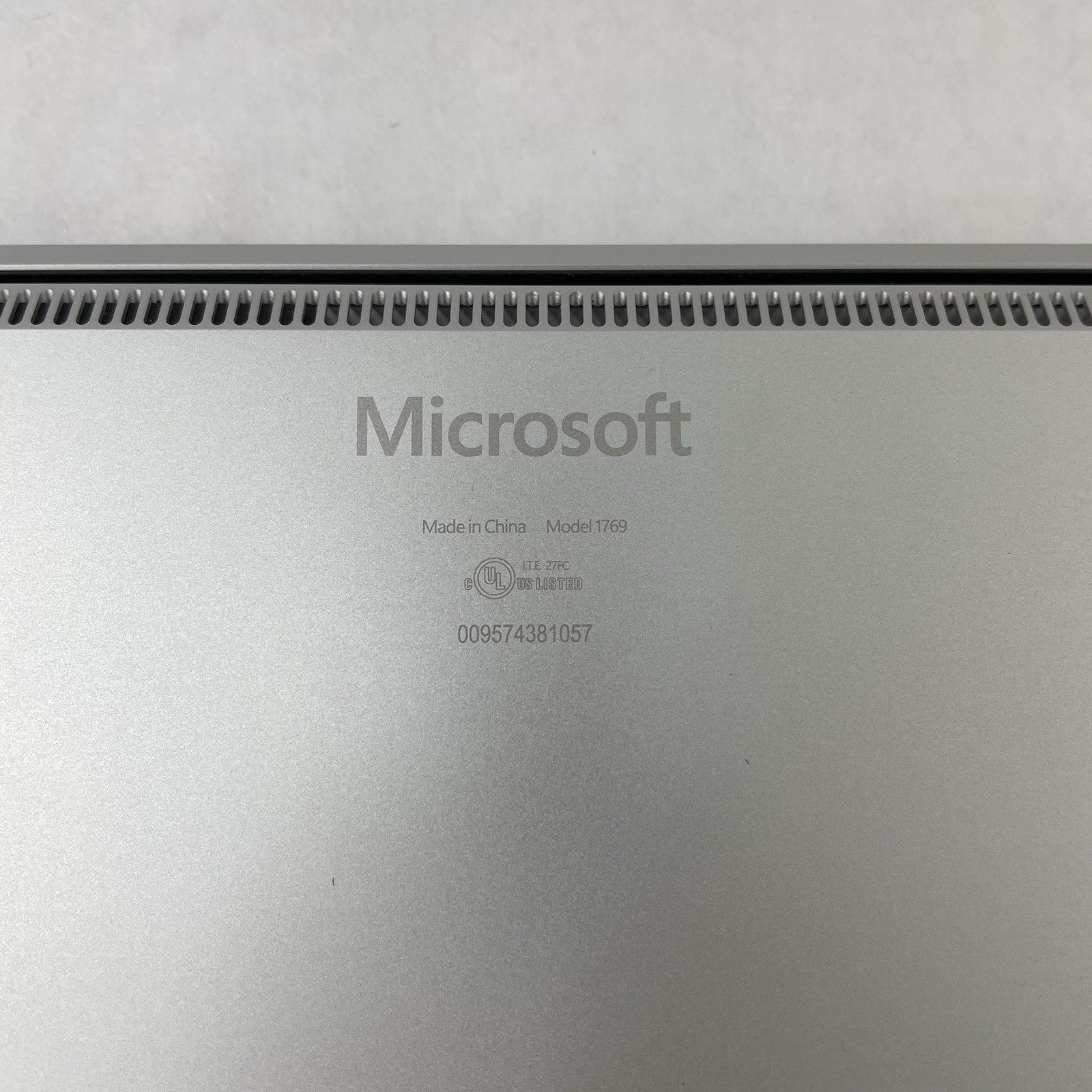 Microsoft Surface Laptop 13.3" i5-7200U 2.50 GHz 8 GB RAM 256 GB SSD Windows 1113