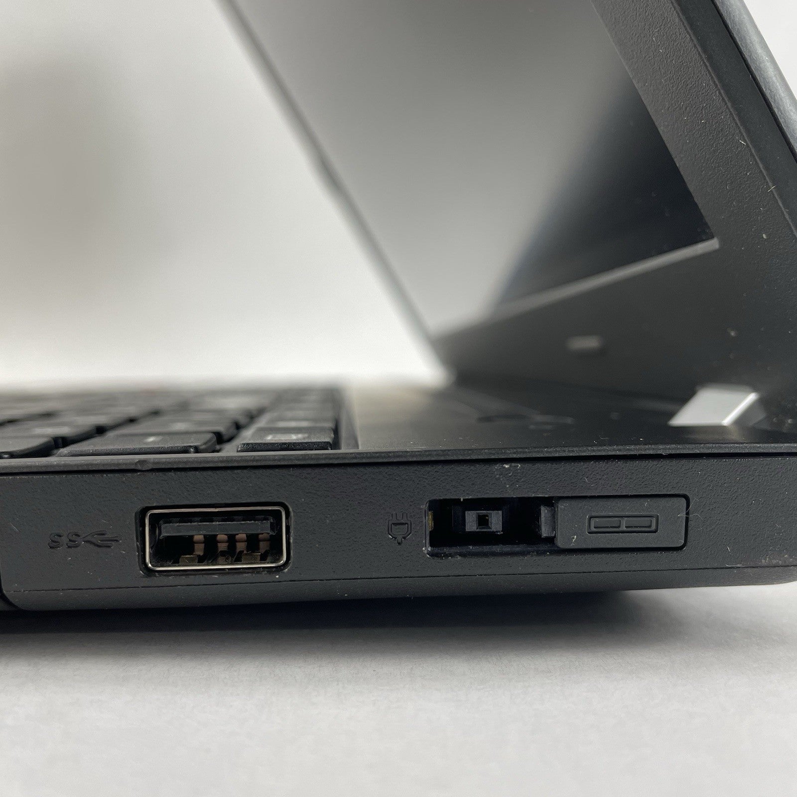 Lenovo ThinkPad E560 15.6" i5-6200U 2.30 GHz 8 GB RAM No SSD/OS/AC8