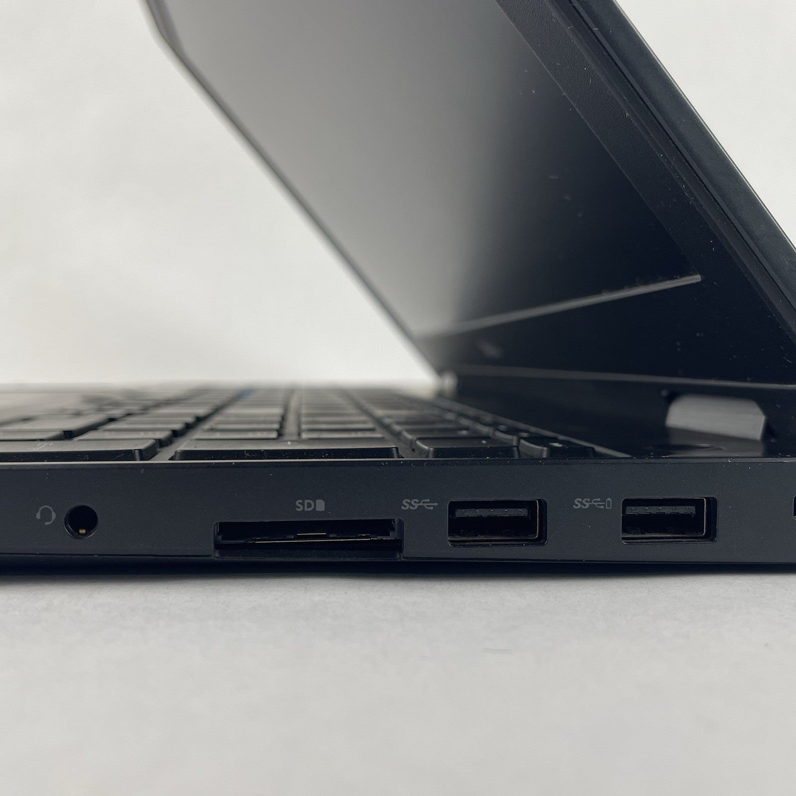 Dell Latitude E5570 15.6" i5-6300U 2.40 GHz 8 GB RAM No SSD/OS/AC/Batt - READ9