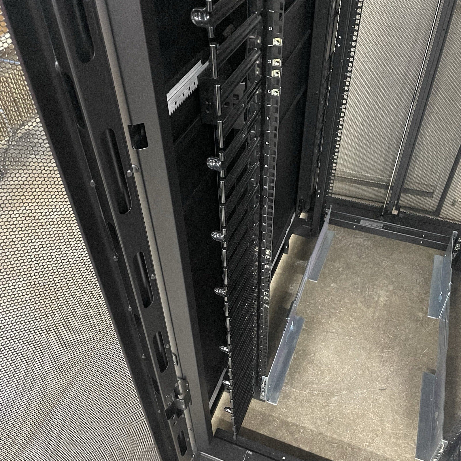 APC E242296 NetShelter SX 42U Server Rack 19" Enclosure Cabinet No Key