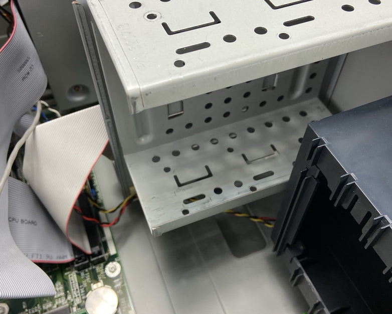 Toshiba Infinia 7200 MT Intel Pentium 199MHz 96MB RAM No HDD No OS