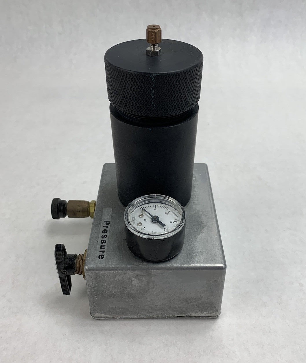 Pressure Compensated Flow Control Valve Vent With Container Vial