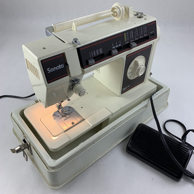 Singer Sonata 6610 Sewing Machine Powers and Runs w/ Cover Case and Manual