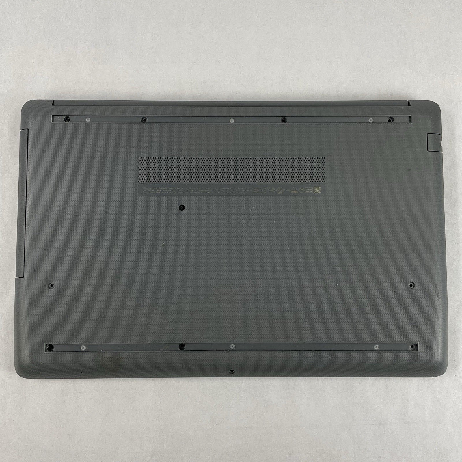 HP 15-da0046nr 15.6" i3-7020U 2.30 GHz 8 GB RAM No SSD No OS - Bad Bottom12