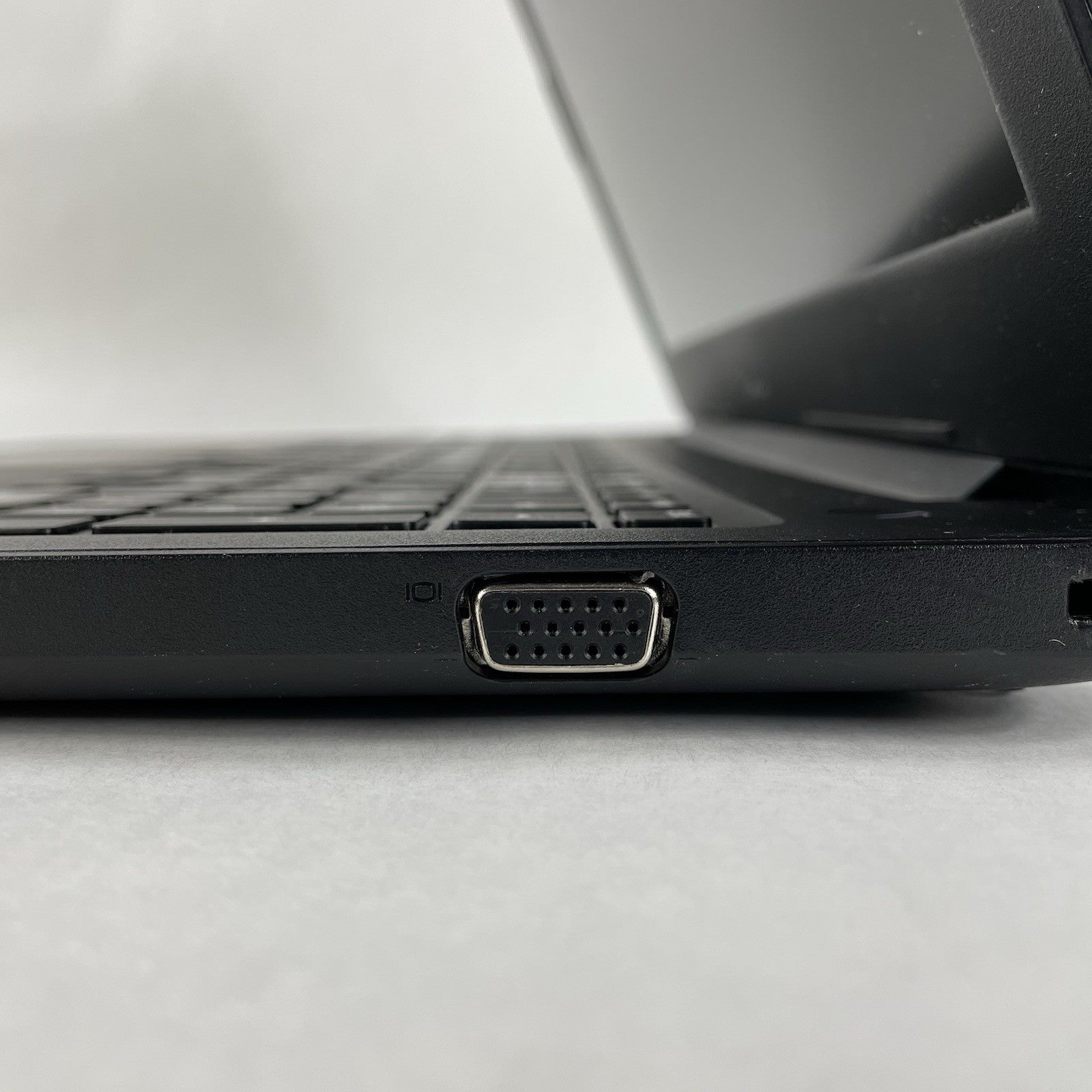 Dell Latitude 3590 15.6" i5-8250U 1.60 GHz 8 GB RAM No SSD No OS - Bad Corner9