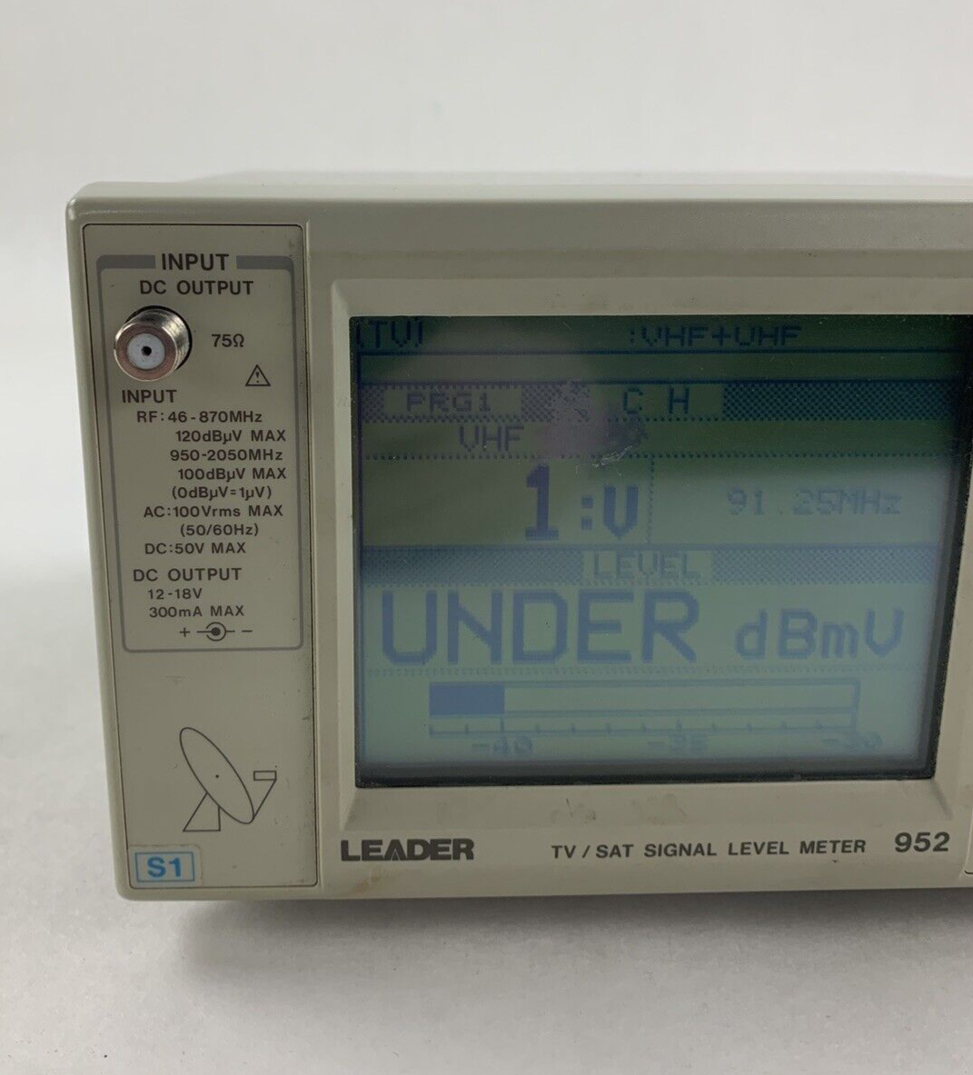 Leader 952 TV Satellite Signal Level Meter Powers On Screen Bleeding W/ Case