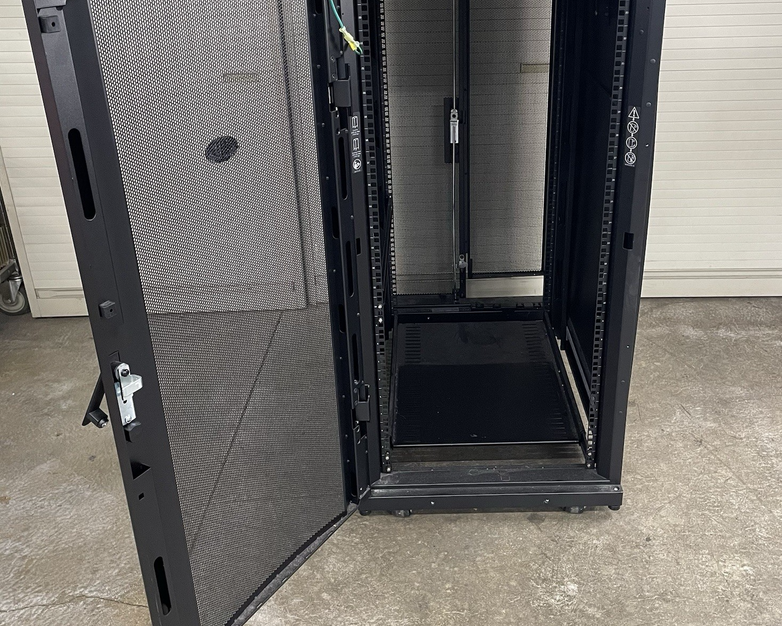 APC AR3104 Server Rack Enclosure w/ Keys