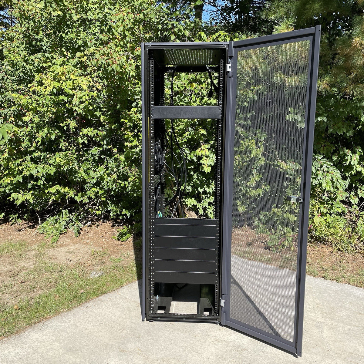 Dell PowerEdge 4210 42U Server Rack Cabinet 0GJ575 w/Sides & PDUs- No Back Panel2