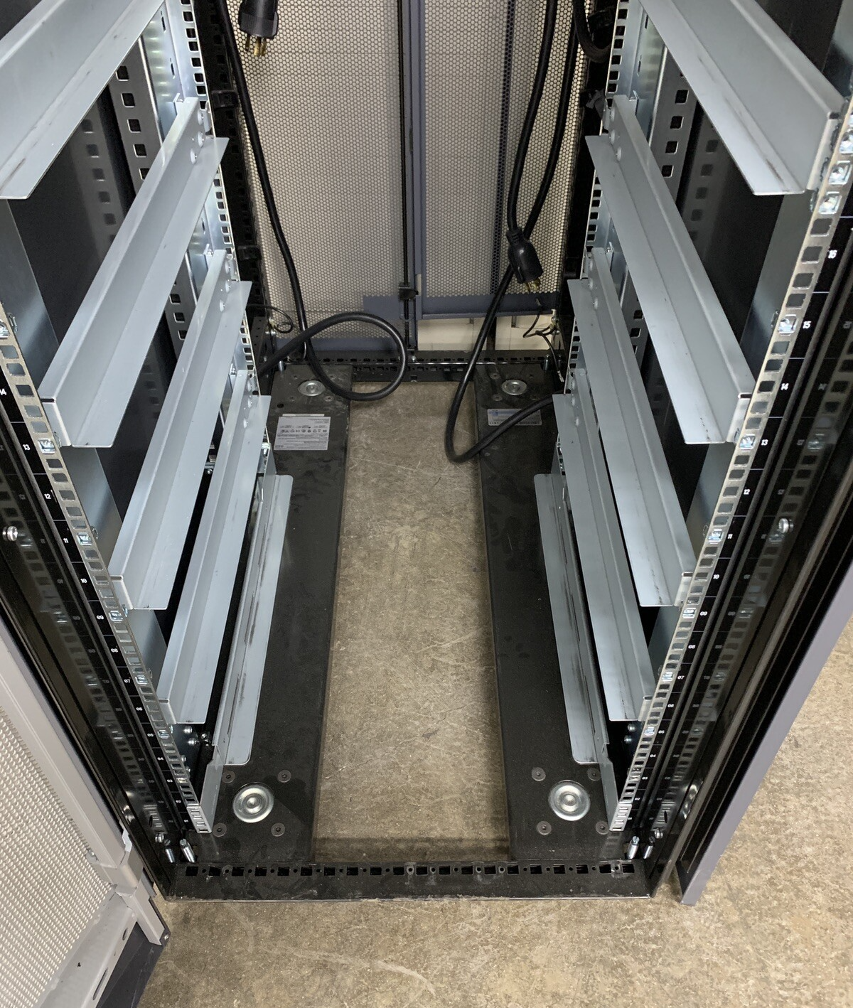 NETAPP NAC-0501 Server Rack Cabinet Unlocked No Keys