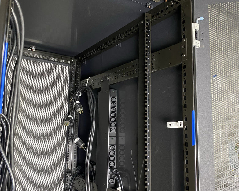 IBM 9307-4RX 1S 42U Server Rack Cabinet 39M6738 w/ Power Distribution Units