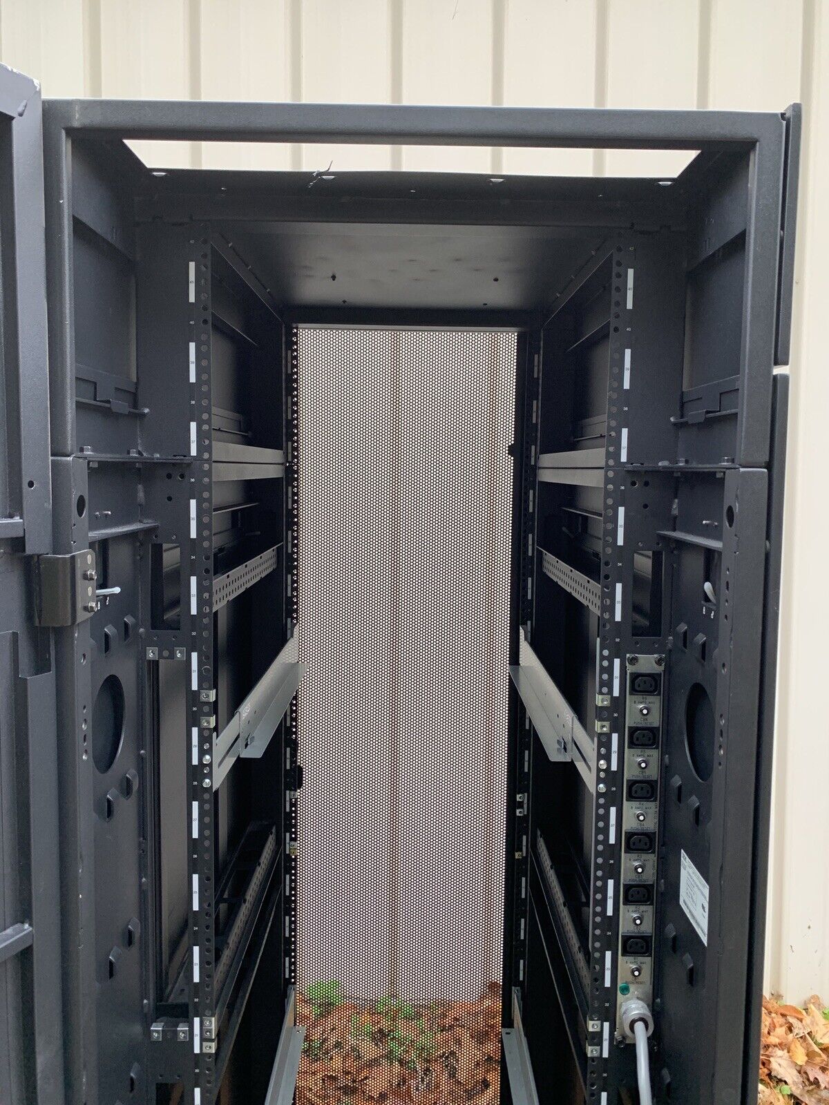 IBM NetBAY 9308 42U Enterprise Server Cabinet Rack 42S w/ Keys and Side Panels