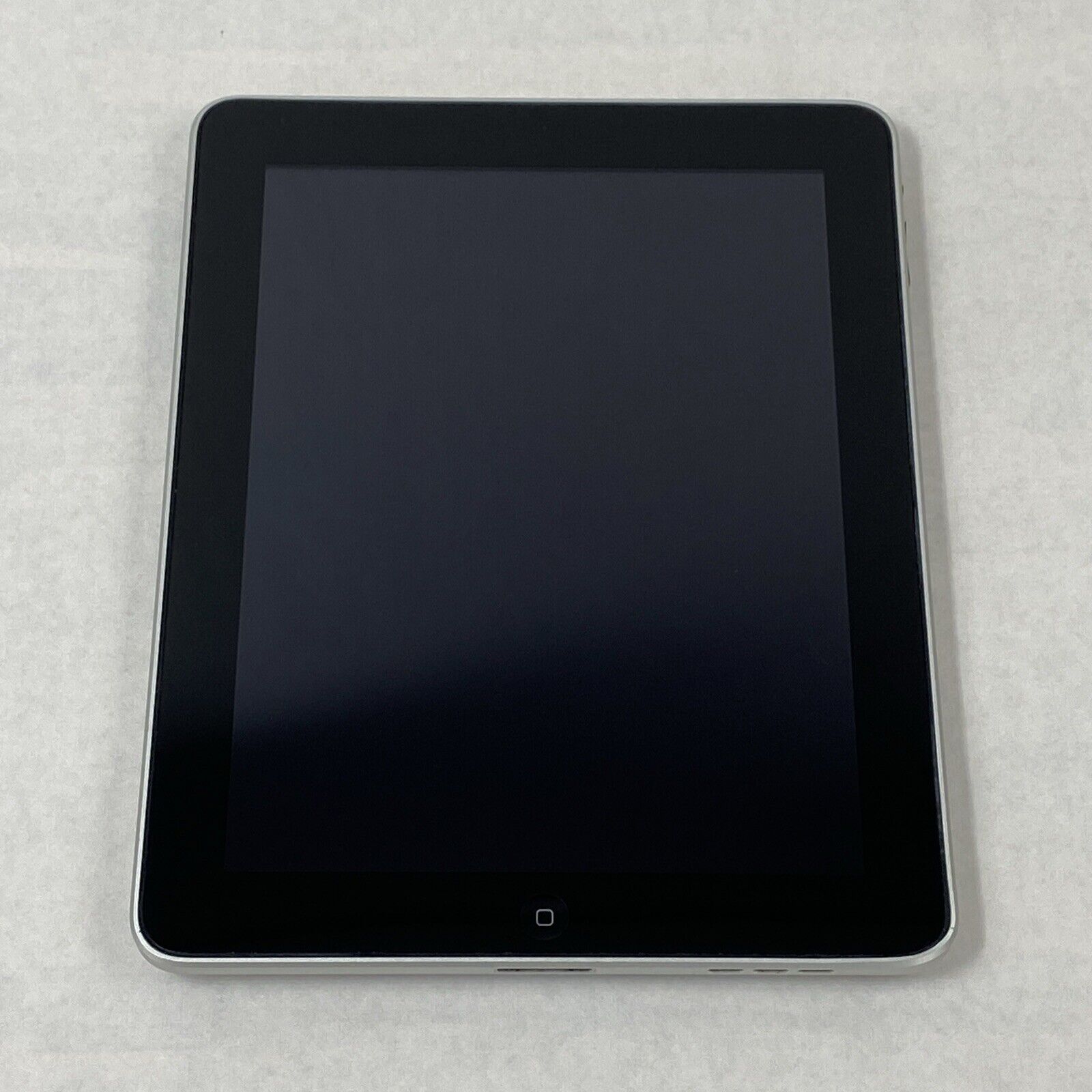 Apple iPad 1st Gen A1219 32GB 9.7" Wi-Fi Silver iOS 5.1.1