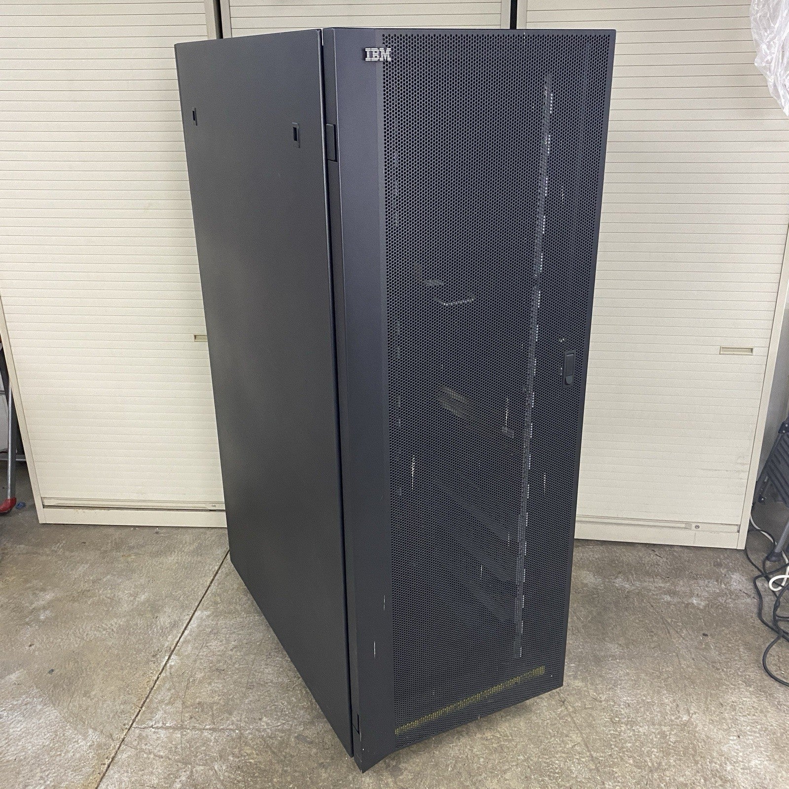 IBM 7014-T00 Enterprise 19" Rack Enclosure No Keys0