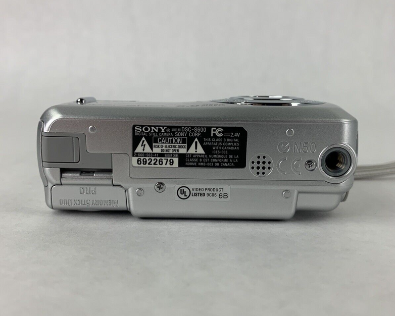 Sony DSC-S600 Cyber Shot 6.0 MP Digital Camera w/ Case No Power Parts and Repair