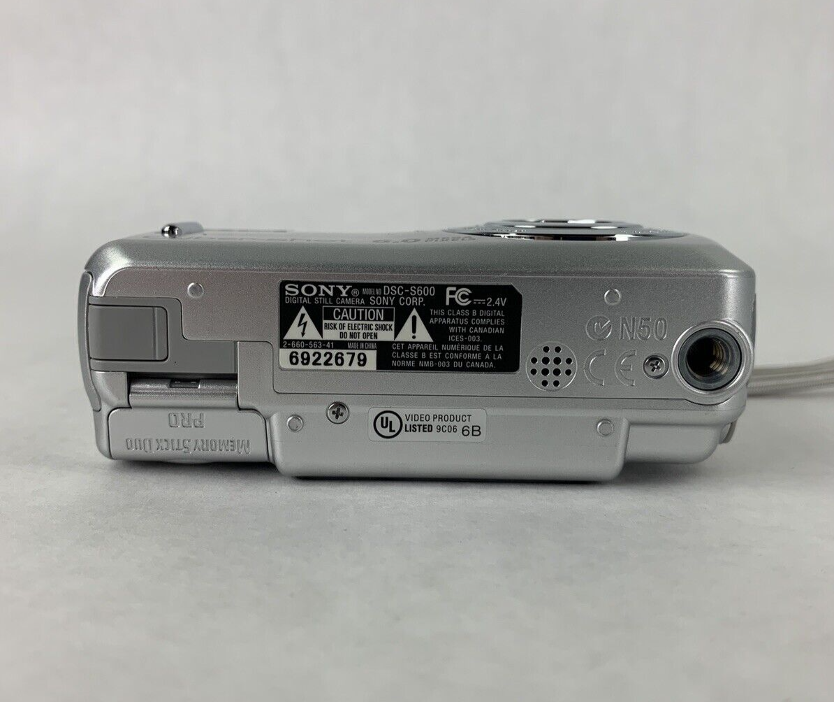 Sony DSC-S600 Cyber Shot 6.0 MP Digital Camera w/ Case No Power Parts and Repair