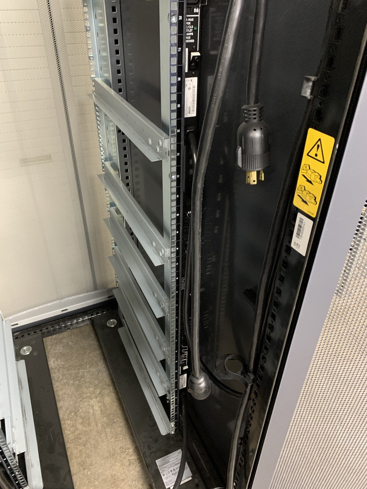 NETAPP NAC-0501 Server Rack Cabinet Unlocked No Keys