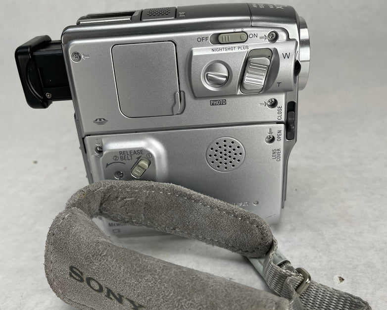 Sony Handycam DCR-PC109 Mini DV Hybrid Camcorder With Nightshot / Nightvision