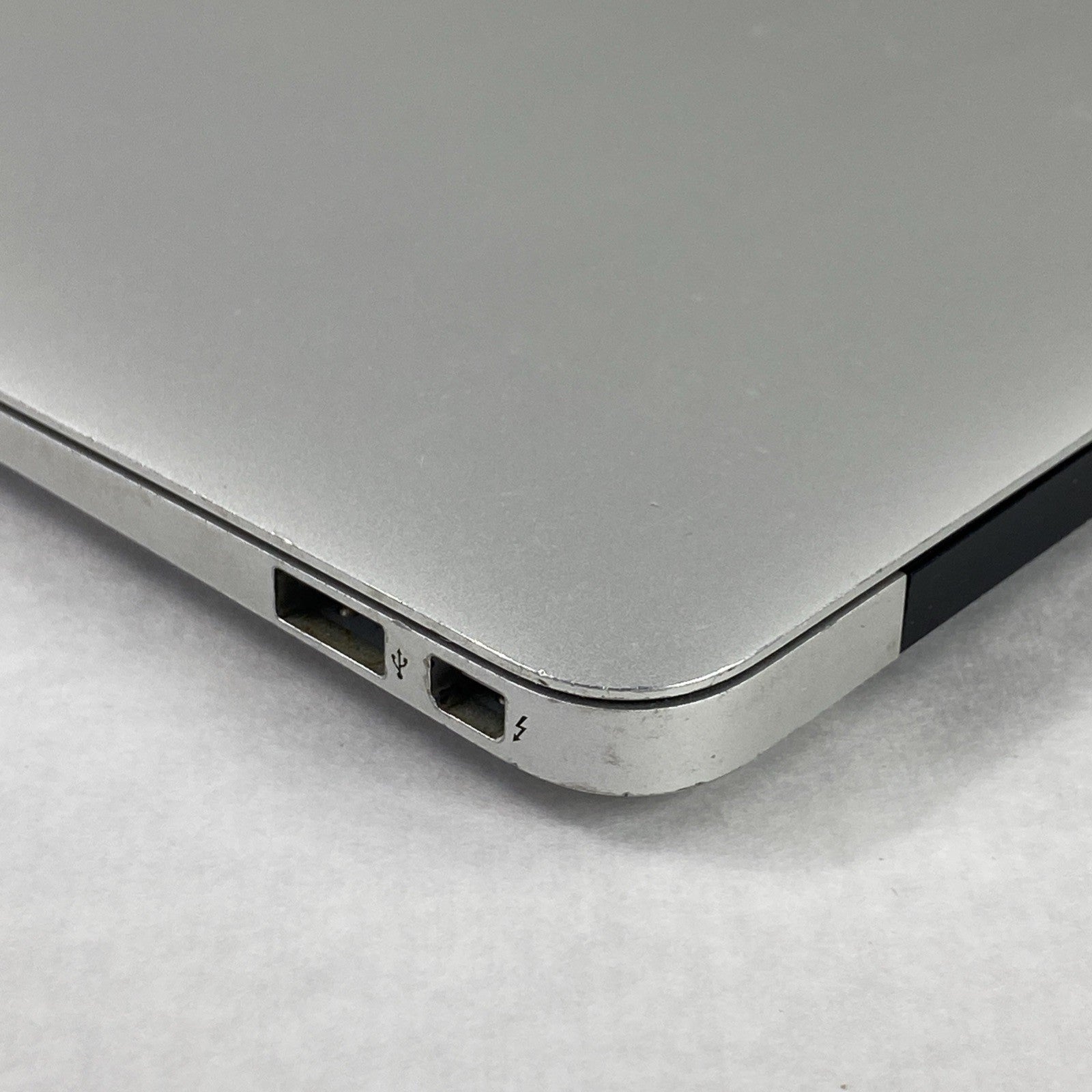 Apple MacBook Air A1370 2011 11" 1.6GHz Core i5 4GB RAM 120GB SSD os10.7.5
