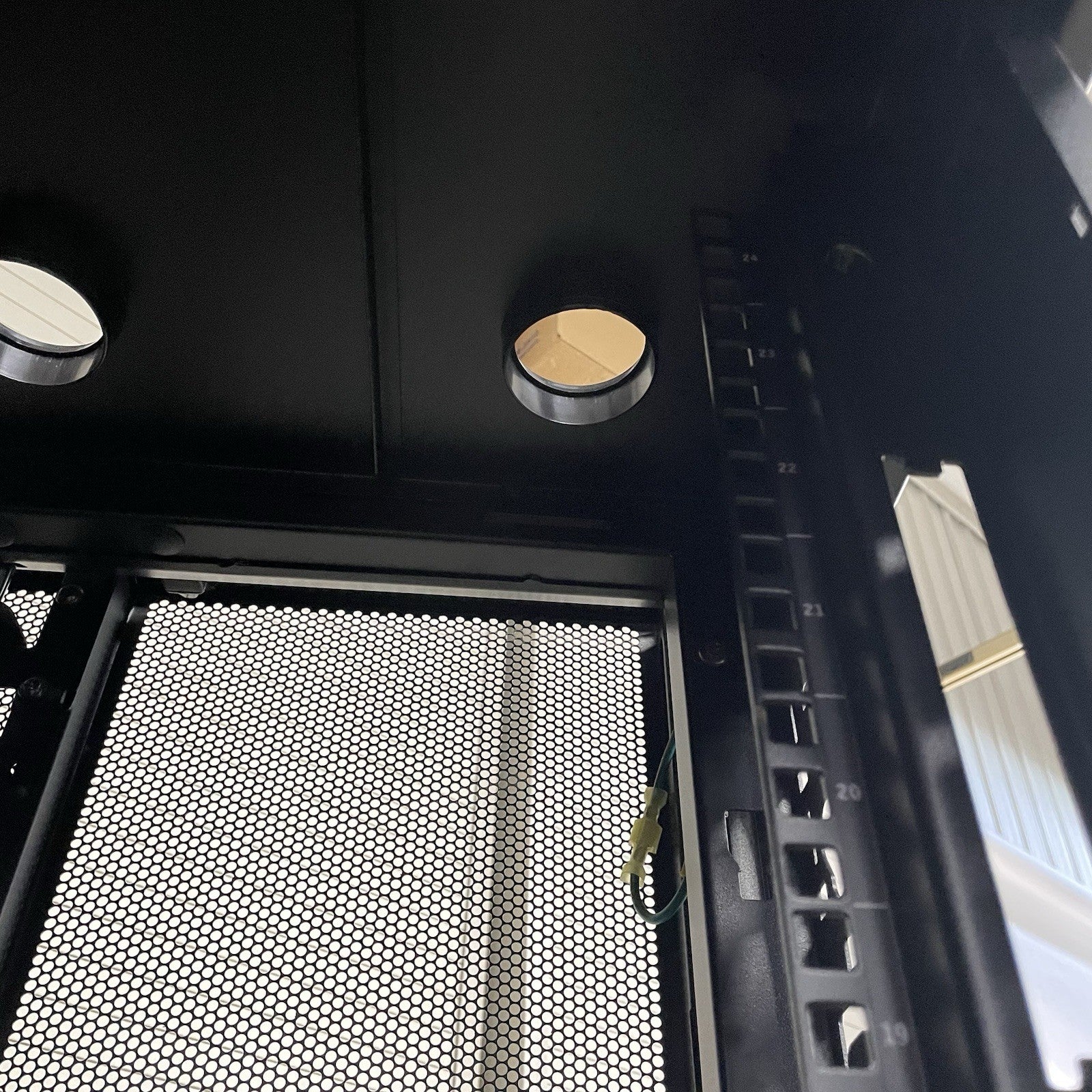 APC AR3104 Server Rack Enclosure w/ Keys9