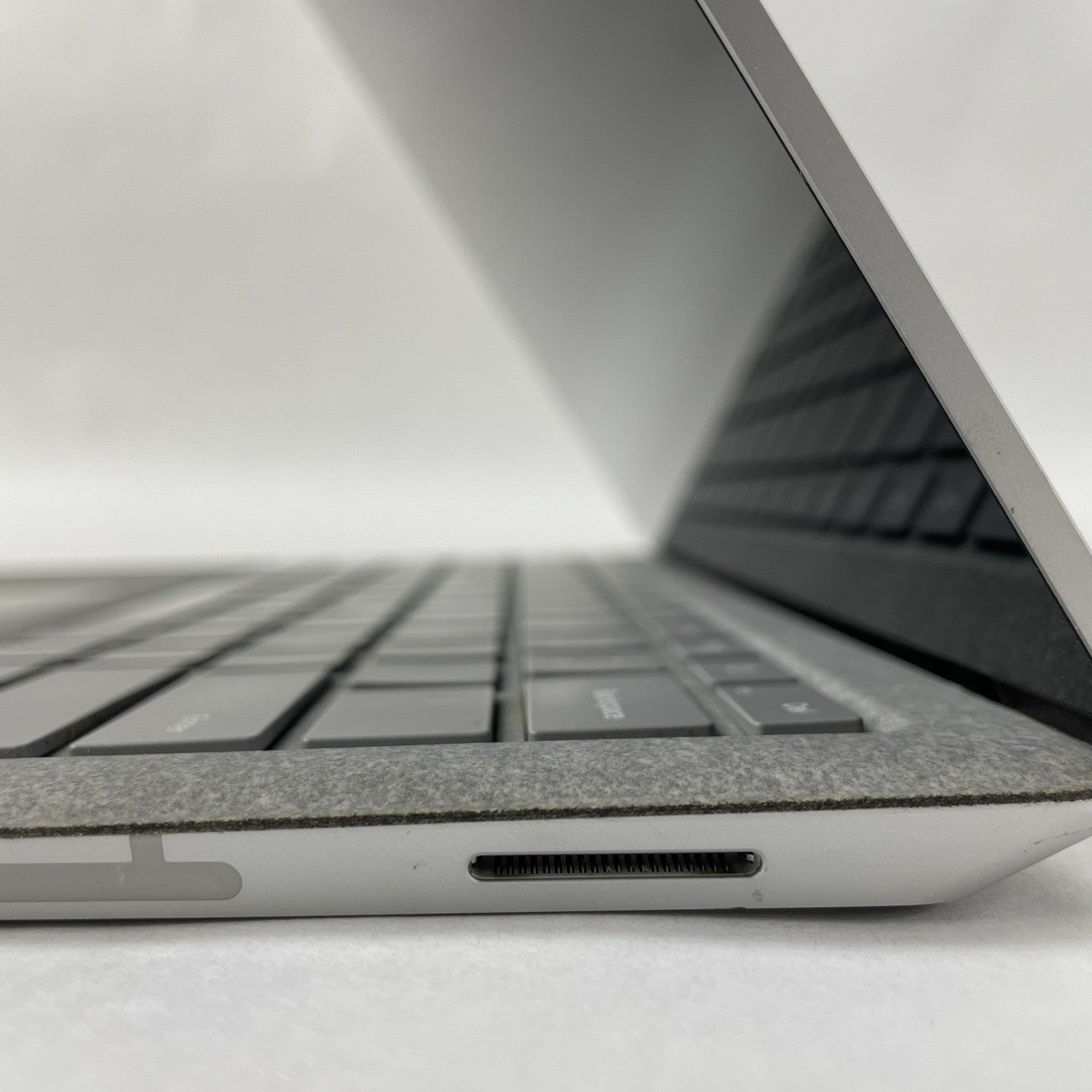 Microsoft Surface Laptop 13.3" i5-7200U 2.50 GHz 8 GB RAM 256 GB SSD Windows 116