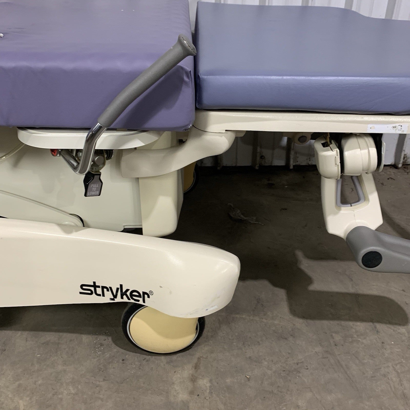 Stryker LD304 Birthing Bed Powers and Lifts Torso Hydraulic Stuck4