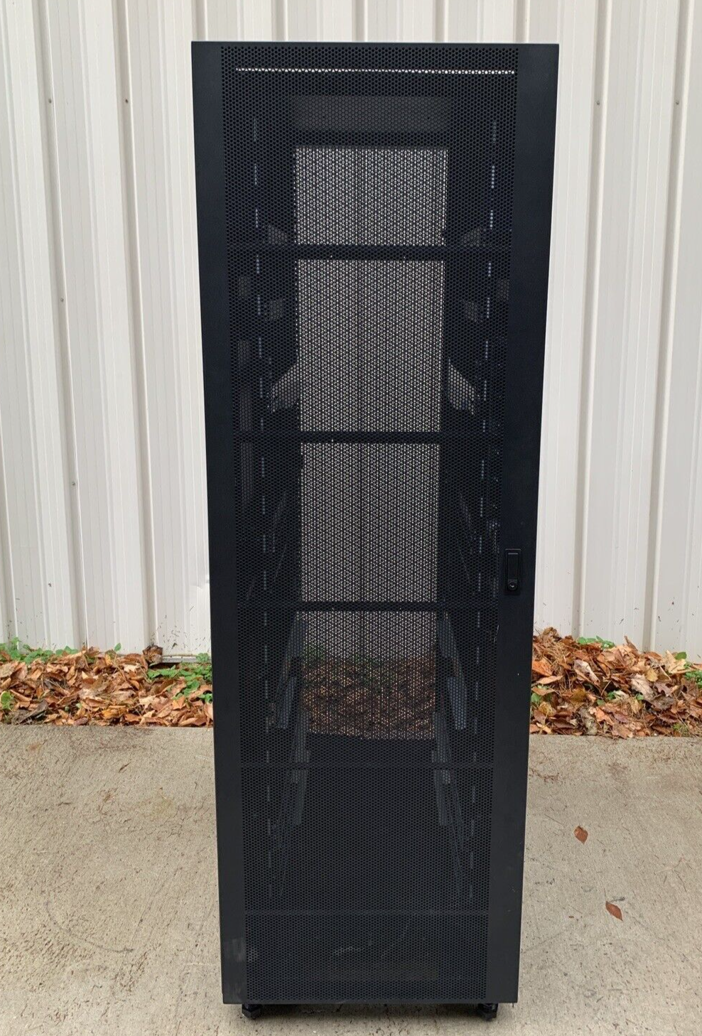 IBM NetBAY 9308 42U Enterprise Server Cabinet Rack 42S w/ Keys and Side Panels