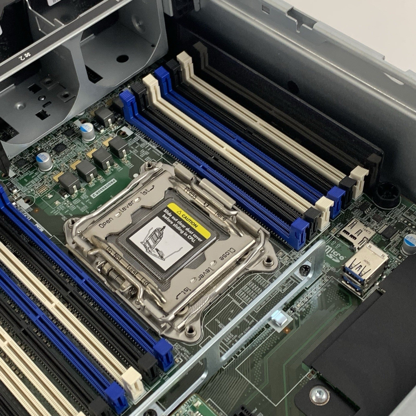 HP ProLiant DL380 Gen 9 1x Xeon E5-2640v4 2.4 GHz 16 GB Ram No HDD No OS No PSUs17