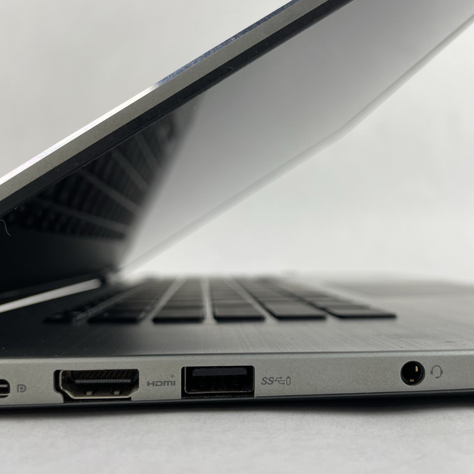 Dell Inspiron 15-7569 15.6" i5-6200U 2.30 GHz 8 GB RAM No SSD/OS/AC/Batt6