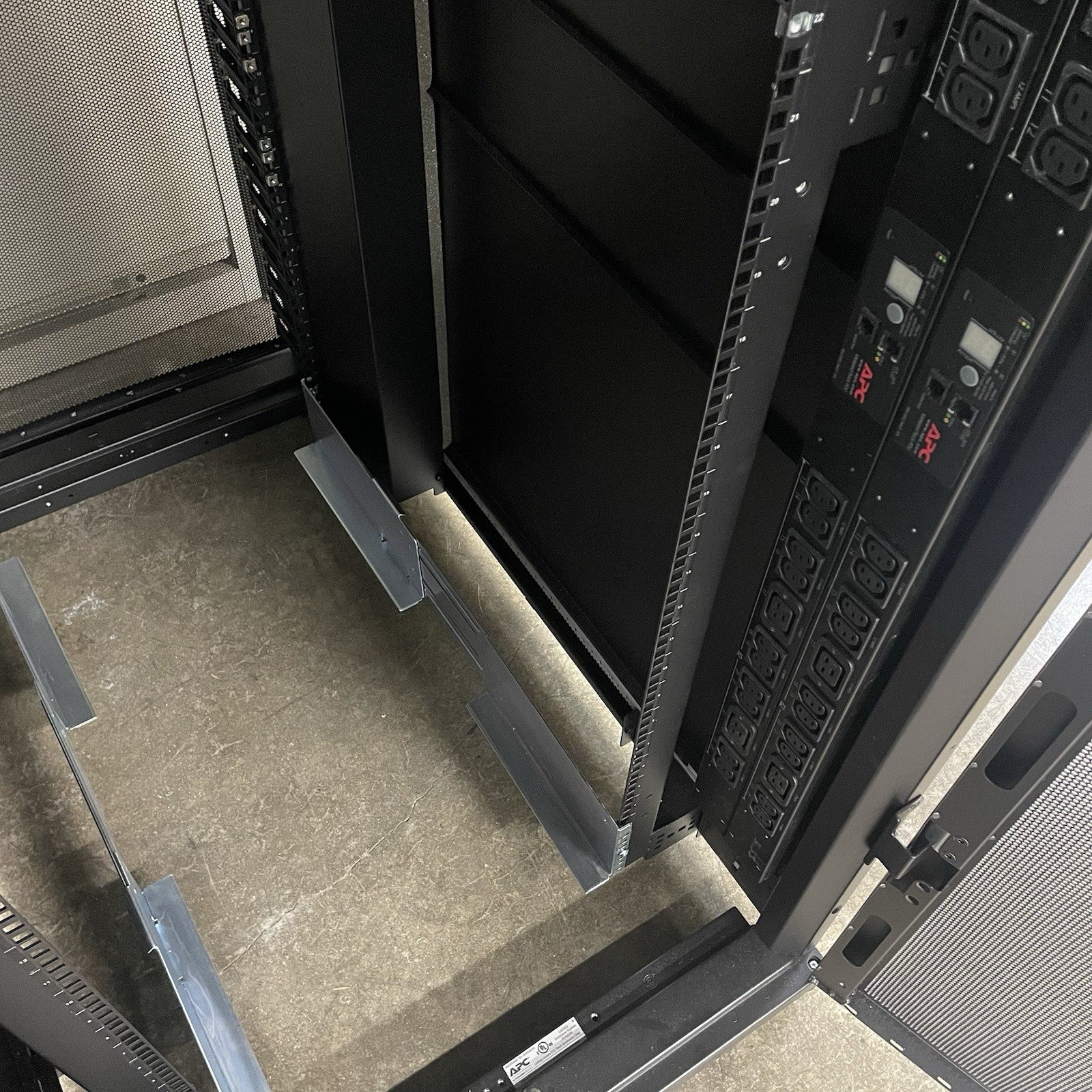 APC E242296 NetShelter SX 42U Server Rack 19" Enclosure Cabinet No Key