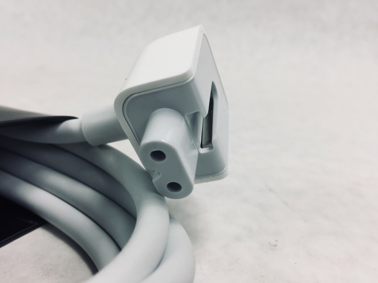 Lot of 2  OEM Apple (Volex)  E62405SP  APC7H  2.5A 125V  6Ft  AC Power Cord