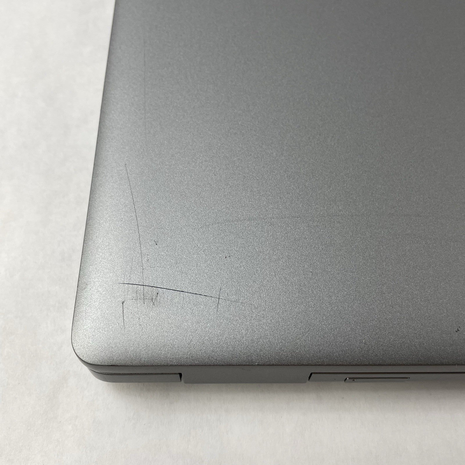 Dell Latitude 5520 15.6" i5-1135G7 2.4GHz 8GB RAM No SSD/OS/AC - Scratched Paint15