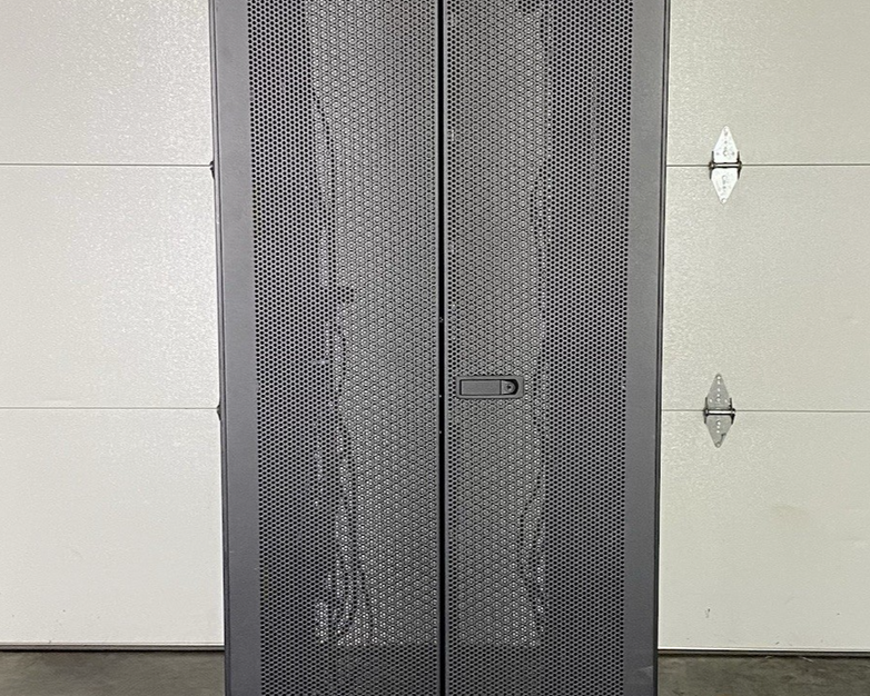 IBM 9307-4RX 1S 42U Server Rack Cabinet 39M6738 w/ Power Distribution Units